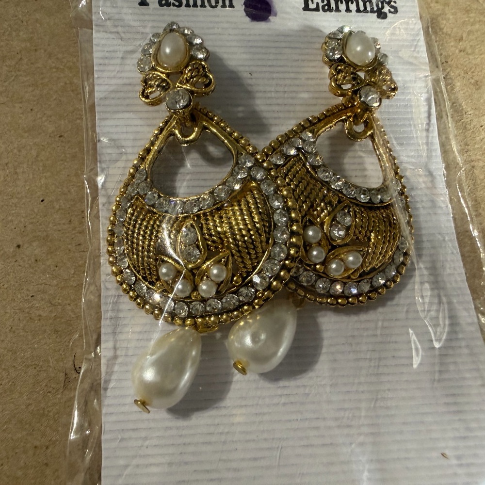 Elegant Gold and Pearl Fashion Earrings